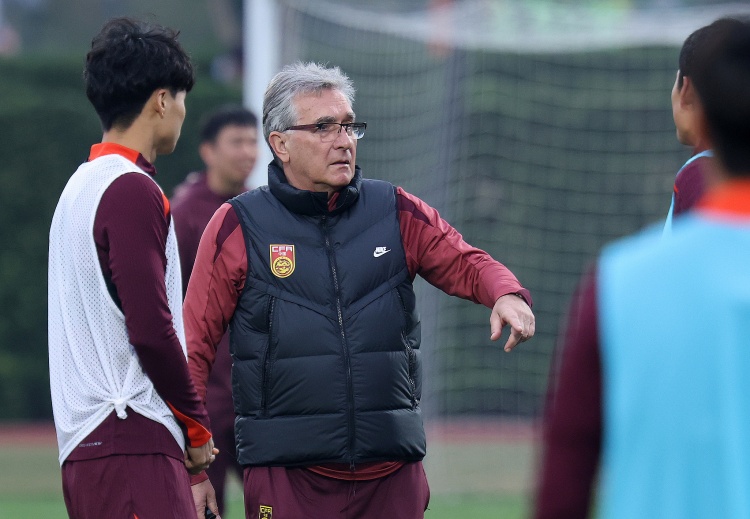 足球报谈国足阵容：若韦世豪顶在锋线则阵型442，若双后腰则4231